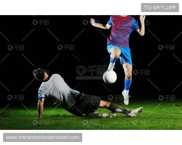 真人的足球比赛带你体验最真实的足球对抗感受与激情瞬间